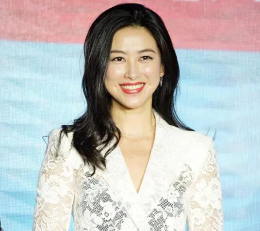 靳东问朱珠: 下次我邀请你拍戏,片酬多少? 朱珠回复显情商