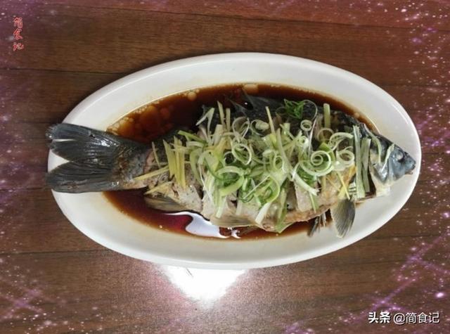蒸鱼时,不要只用料酒去腥,大厨教你小妙招,鱼肉鲜嫩没腥味