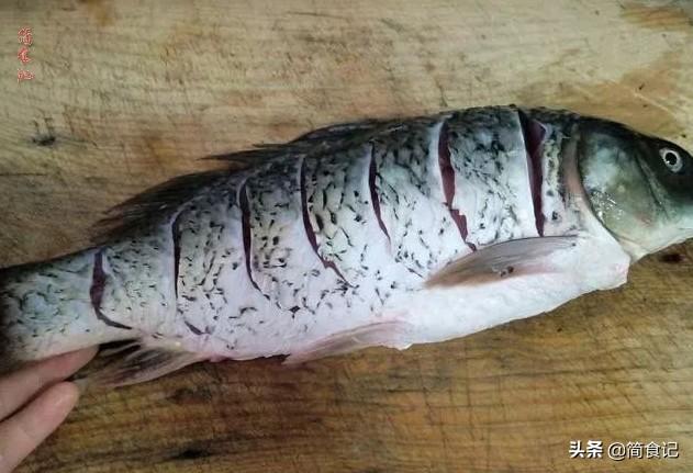蒸鱼时,不要只用料酒去腥,大厨教你小妙招,鱼肉鲜嫩没腥味