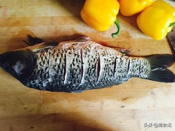 蒸鱼时,不要只用料酒去腥,大厨教你小妙招,鱼肉鲜嫩没腥味