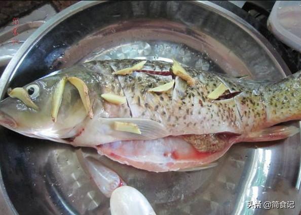 蒸鱼时,不要只用料酒去腥,大厨教你小妙招,鱼肉鲜嫩没腥味