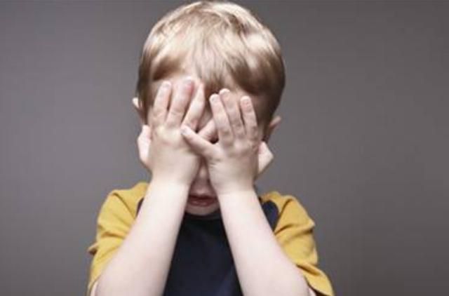 孩子不勇敢总退缩,错误方式不可取,会把孩子逼进绝境