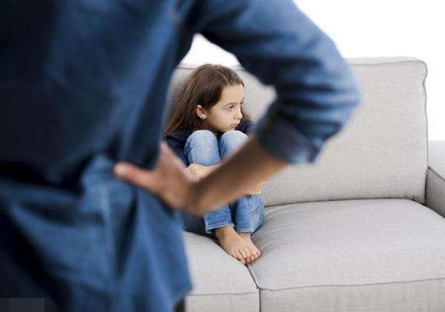 孩子不勇敢总退缩,错误方式不可取,会把孩子逼进绝境