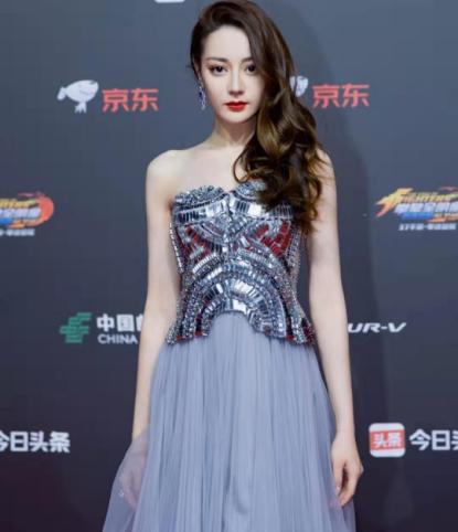 热巴被传恋情首现身,未按主办方安排与肖战同座,领奖时两人礼让