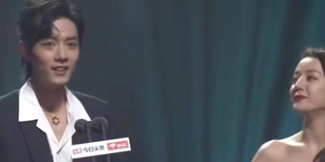 热巴被传恋情首现身,未按主办方安排与肖战同座,领奖时两人礼让