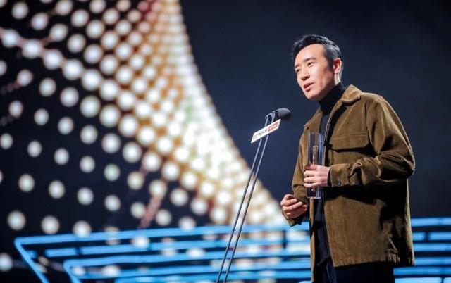 年度盛典:热巴偷瞄李沁,周冬雨研究奖杯,杨紫无心之举化解危机