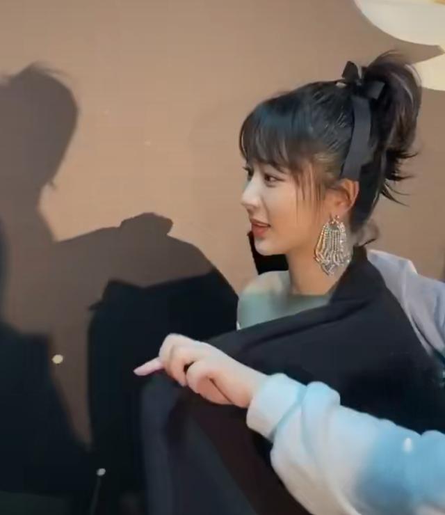 年度盛典:热巴偷瞄李沁,周冬雨研究奖杯,杨紫无心之举化解危机
