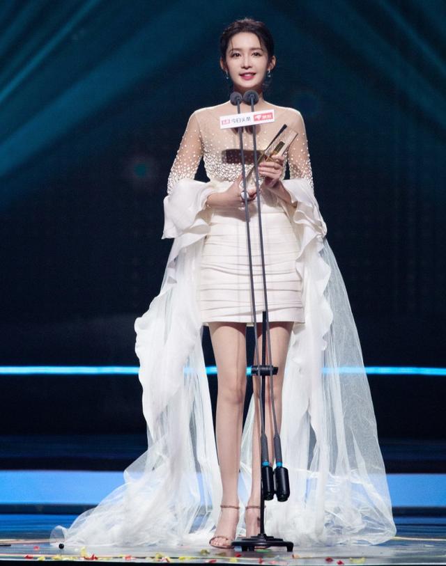 年度盛典:热巴偷瞄李沁,周冬雨研究奖杯,杨紫无心之举化解危机
