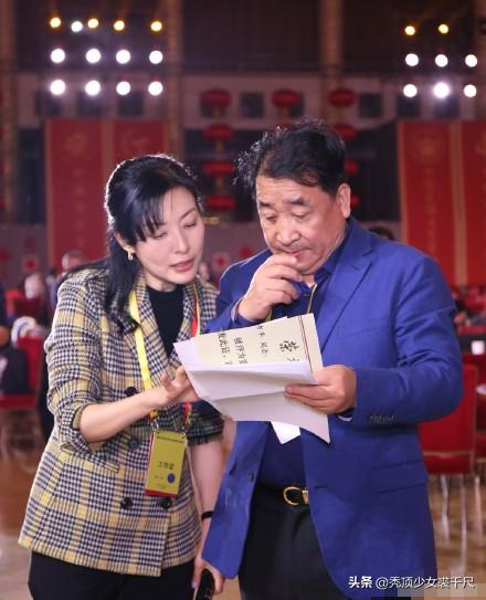 52岁周涛近照曝光,穿西装气质极佳,还透露文联春晚策划点?