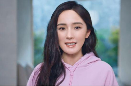 杨幂最新代言被疑变脸,卧蚕被P掉形象大变,精神萎靡像没睡醒