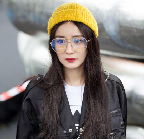 杨幂最新代言被疑变脸,卧蚕被P掉形象大变,精神萎靡像没睡醒