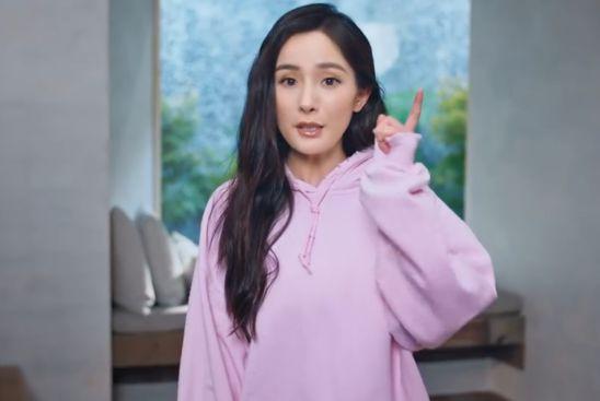 杨幂最新代言被疑变脸,卧蚕被P掉形象大变,精神萎靡像没睡醒