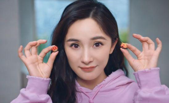 杨幂最新代言被疑变脸,卧蚕被P掉形象大变,精神萎靡像没睡醒