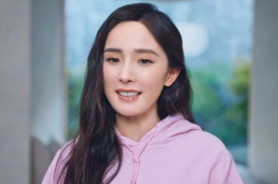杨幂最新代言被疑变脸,卧蚕被P掉形象大变,精神萎靡像没睡醒