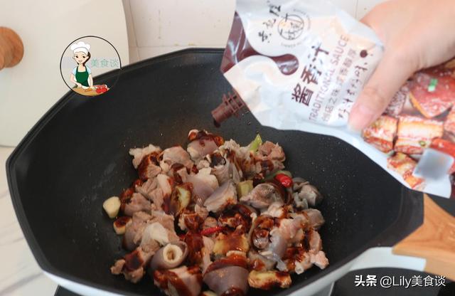 炖羊肉时,别盲目加大料,多加这两样食材一起炖,羊肉香还没膻味