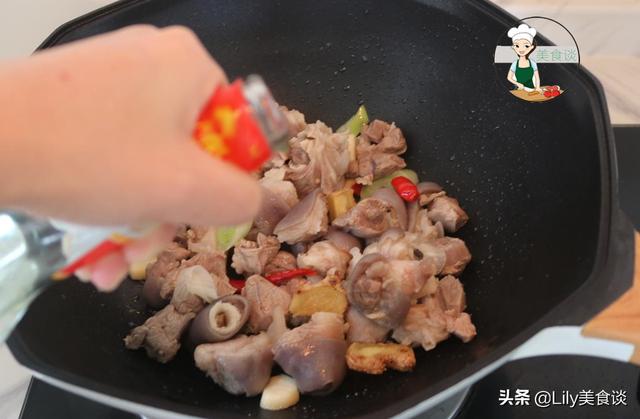 炖羊肉时,别盲目加大料,多加这两样食材一起炖,羊肉香还没膻味