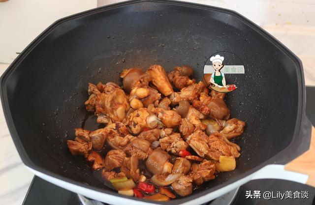炖羊肉时,别盲目加大料,多加这两样食材一起炖,羊肉香还没膻味