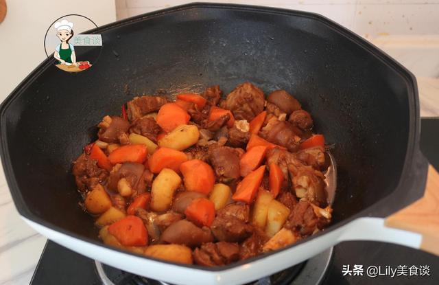 炖羊肉时,别盲目加大料,多加这两样食材一起炖,羊肉香还没膻味