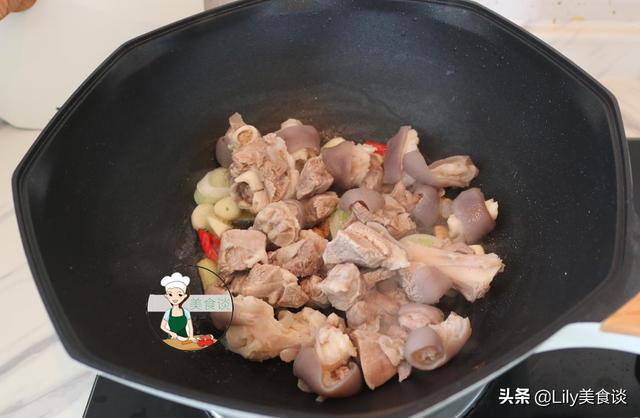 炖羊肉时,别盲目加大料,多加这两样食材一起炖,羊肉香还没膻味