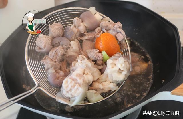 炖羊肉时,别盲目加大料,多加这两样食材一起炖,羊肉香还没膻味