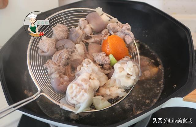 炖羊肉时，别盲目加大料，多加这两样食材一起炖，羊肉香还没膻味