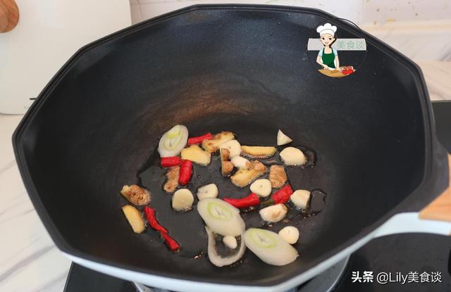 炖羊肉时,别盲目加大料,多加这两样食材一起炖,羊肉香还没膻味
