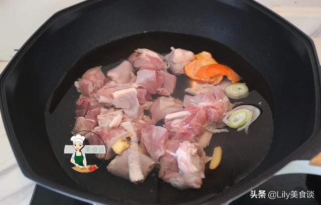 炖羊肉时,别盲目加大料,多加这两样食材一起炖,羊肉香还没膻味