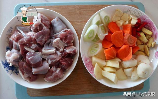 炖羊肉时,别盲目加大料,多加这两样食材一起炖,羊肉香还没膻味