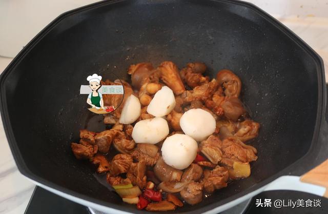 炖羊肉时,别盲目加大料,多加这两样食材一起炖,羊肉香还没膻味
