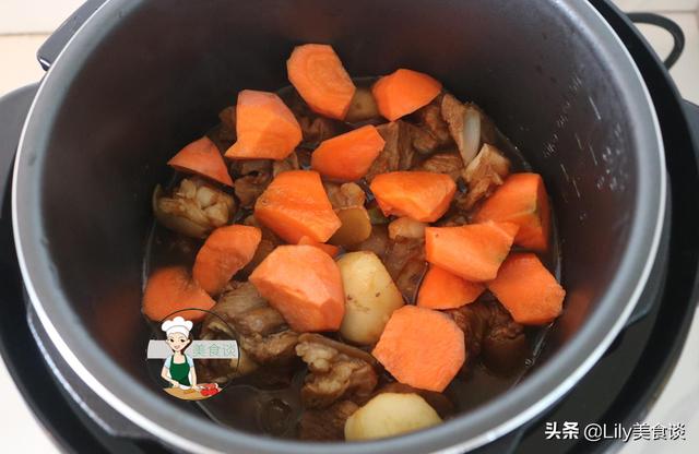 炖羊肉时,别盲目加大料,多加这两样食材一起炖,羊肉香还没膻味