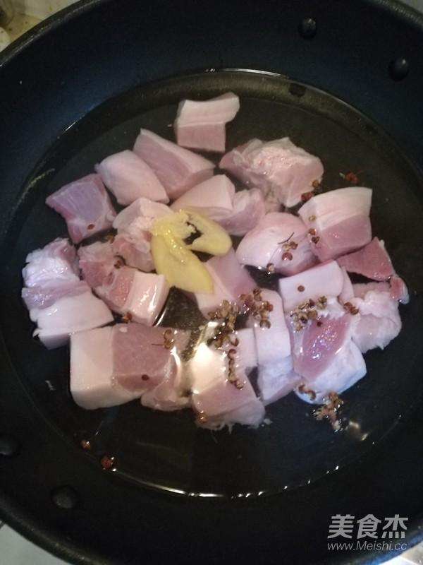 炒糖色时,冰糖直接下锅炒是大错!多加这一步,糖色不焦更红亮