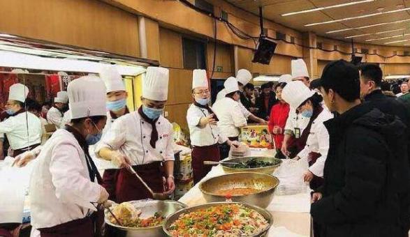 2020春晚剧组用餐曝光,一荤三素被批太清淡,师傅给出原因暖人心