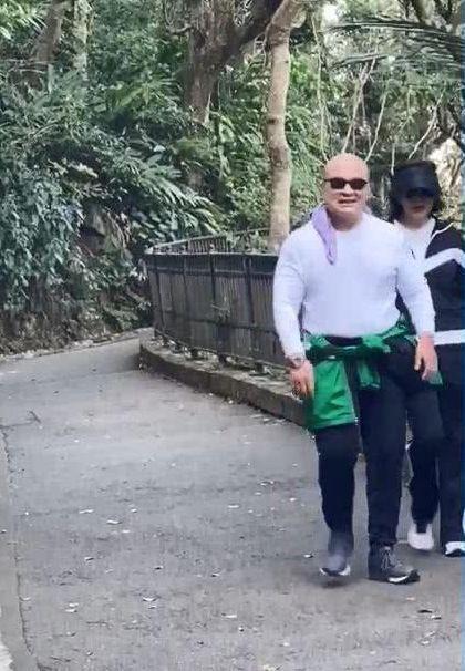 关之琳两次失婚后,港曝恋上光头大肚男,月入3万供车还要租房住