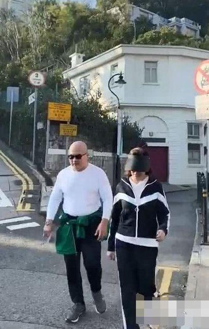 关之琳两次失婚后,港曝恋上光头大肚男,月入3万供车还要租房住