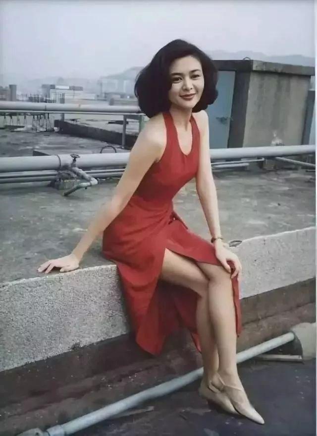 关之琳两次失婚后,港曝恋上光头大肚男,月入3万供车还要租房住