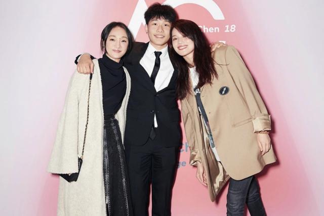 陈坤给儿子庆生排场大,陈尊佑搂俩女明星!和奶奶同框两人太像了