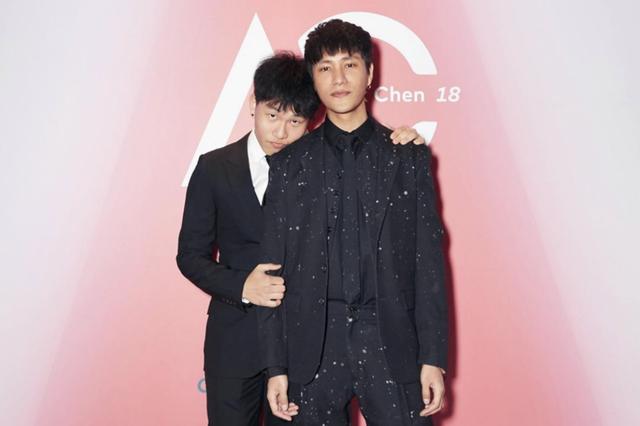 陈坤给儿子庆生排场大,陈尊佑搂俩女明星!和奶奶同框两人太像了