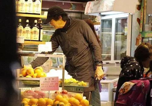 人活到极致:周润发他们,都捐成穷人了
