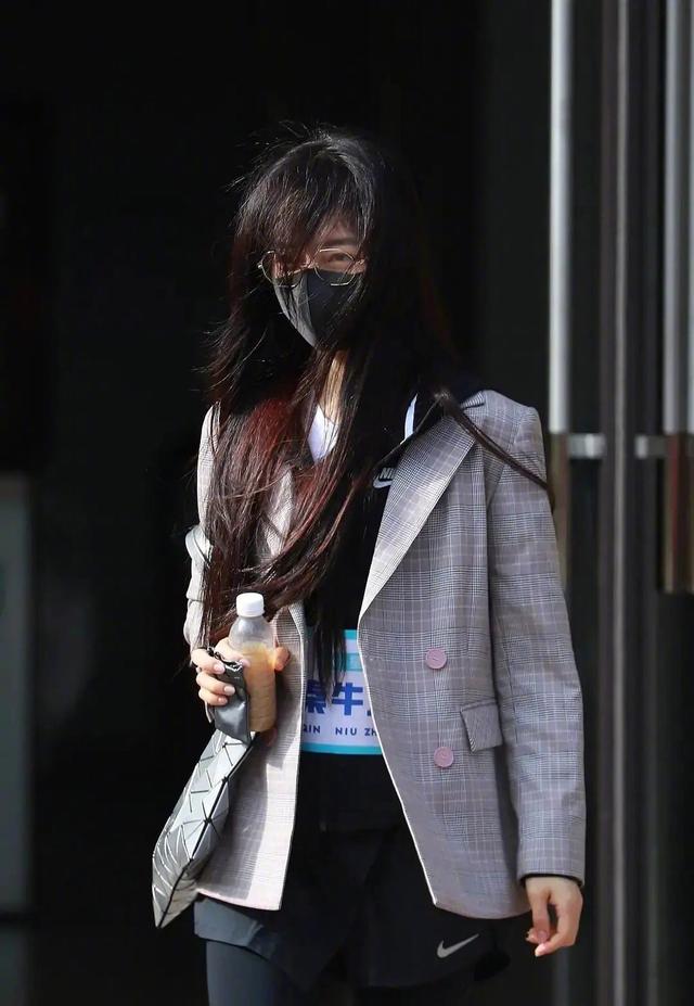 秦牛正威被曝参加选秀,成绩太差仅为F,妄称自己就是流量