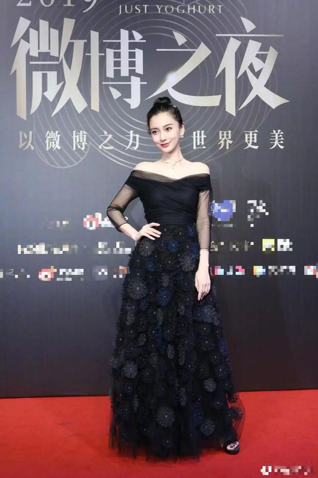 女明星同台比拼哪家强?宋茜佩戴两百万珠宝,赵丽颖全身高奢稳赢