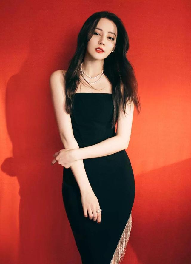 女明星同台比拼哪家强?宋茜佩戴两百万珠宝,赵丽颖全身高奢稳赢