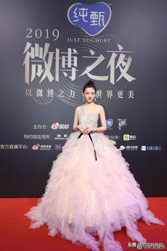 微博之夜郑爽赵丽颖力压baby,结果刘亦菲半路出场抢了全场视线