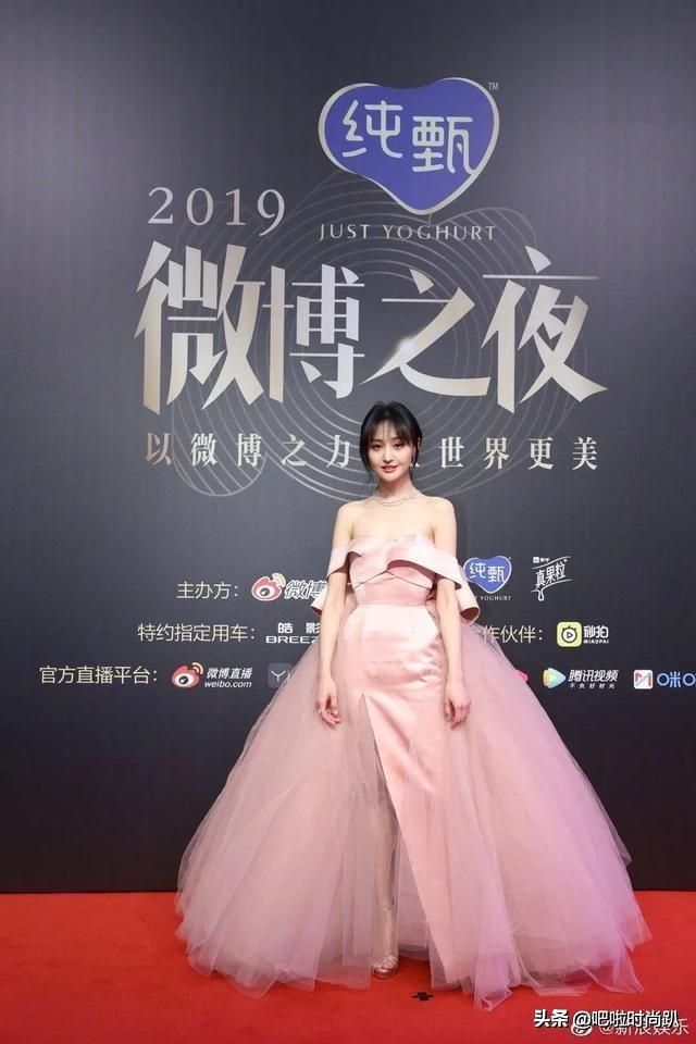 微博之夜郑爽赵丽颖力压baby,结果刘亦菲半路出场抢了全场视线