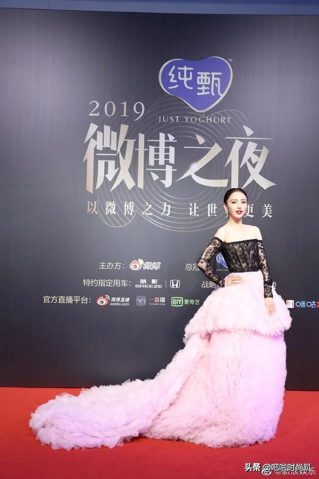 微博之夜郑爽赵丽颖力压baby,结果刘亦菲半路出场抢了全场视线