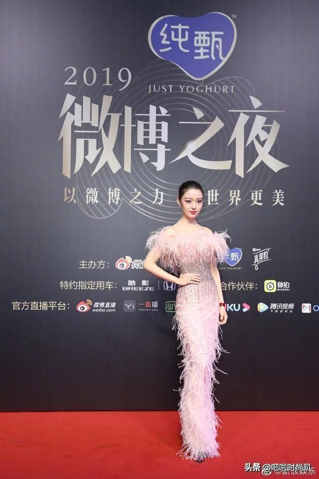 微博之夜郑爽赵丽颖力压baby,结果刘亦菲半路出场抢了全场视线