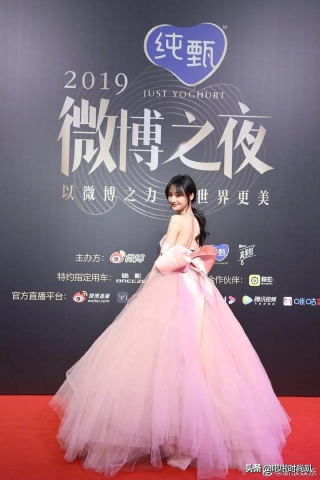 微博之夜郑爽赵丽颖力压baby,结果刘亦菲半路出场抢了全场视线