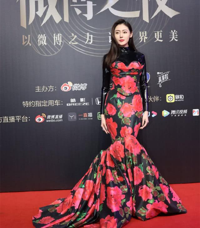 刘亦菲太惨了!躲过了红毯比美,内场却被赵丽颖杨幂baby轮番艳压