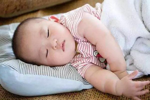 仰睡也有“窒息”危险,婴幼儿睡眠,不止要防止“趴睡”