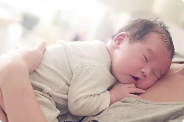 仰睡也有“窒息”危险,婴幼儿睡眠,不止要防止“趴睡”