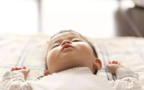 仰睡也有“窒息”危险,婴幼儿睡眠,不止要防止“趴睡”